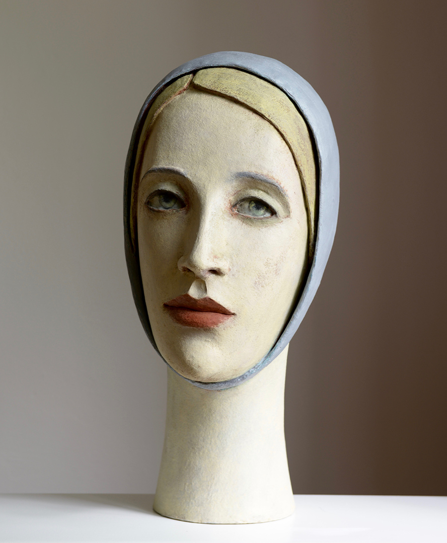 junge frau mit blauer kappe