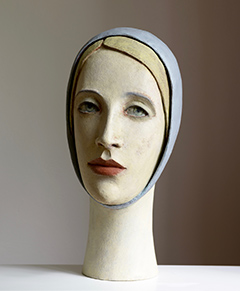 junge frau mit blauer kappe