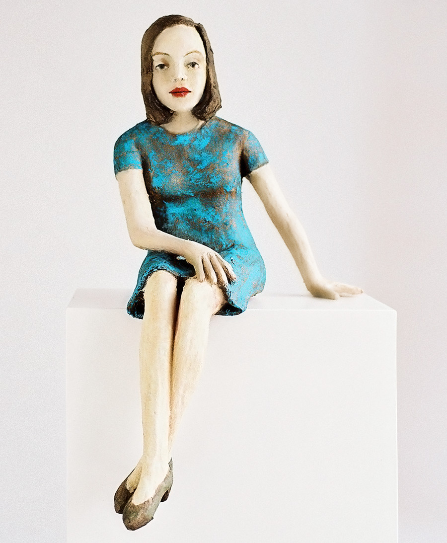 sitzende frau mit blauem kleid, 2008